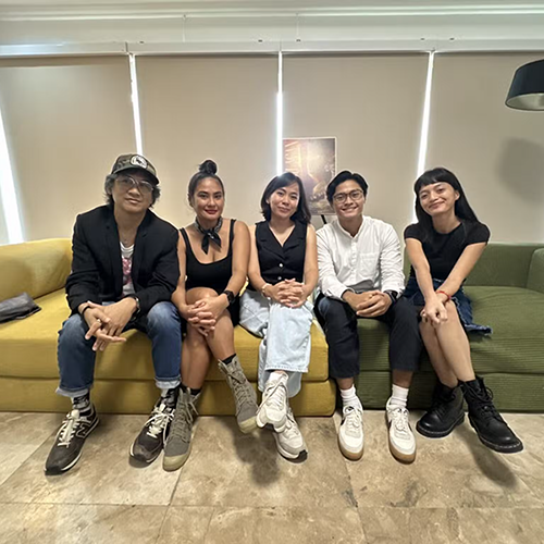“Padamlagan” director Jenn Romano (center) with lead actors Ely Buendia, Sue Prado, Estaben Mara, and line producer Kristine de Leon. Image: Marinel Cruz/INQUIRER.net