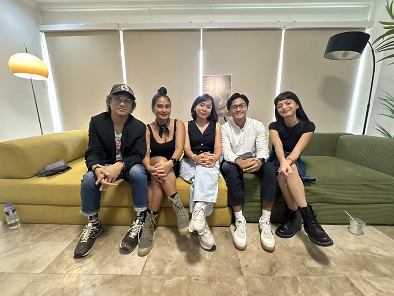 “Padamlagan” director Jenn Romano (center) with lead actors Ely Buendia, Sue Prado, Estaben Mara, and line producer Kristine de Leon. Image: Marinel Cruz/INQUIRER.net