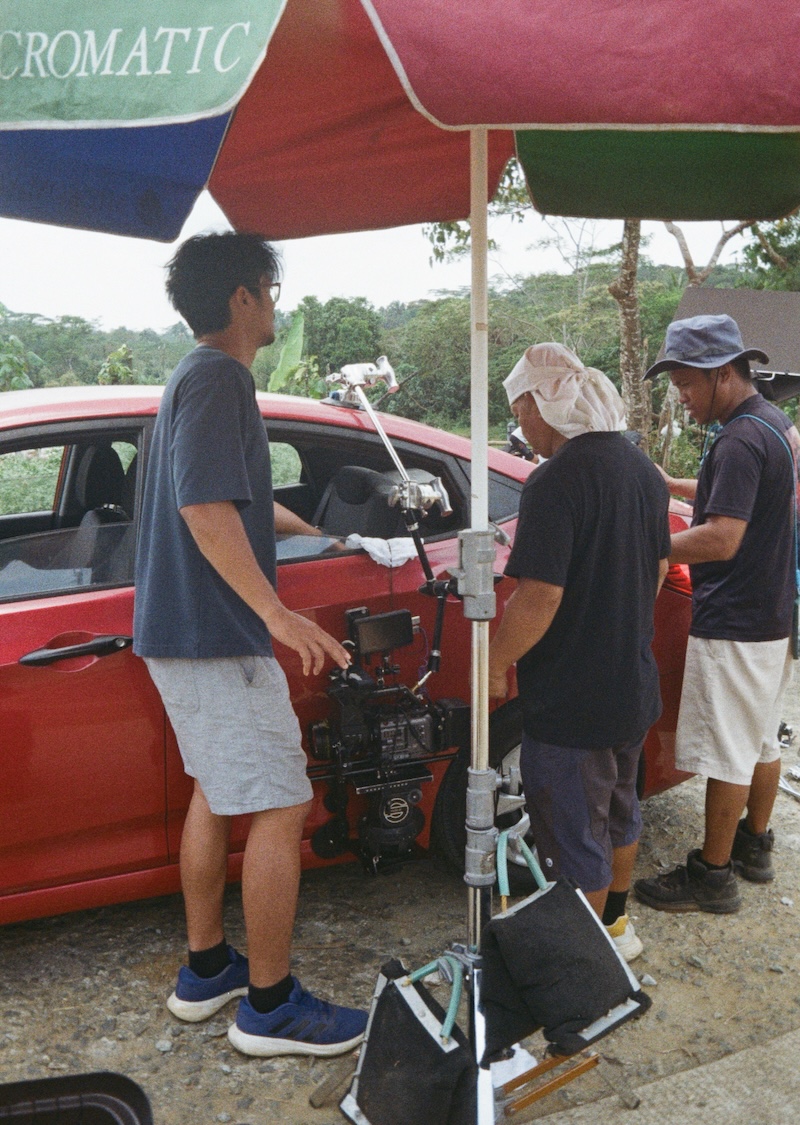 ganggang-06 – Direk Mac Cosico checks the carmount_s straps for the driving scene – Mona Nieva